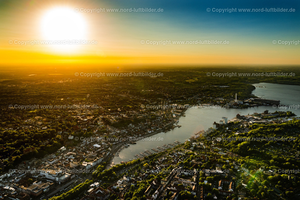 Flensburg_im_Sonnenuntergang_ELS_3272170524 | FLENSBURG 17.05.2024 Hafenanlagen an der Meeres- Küste der Flensburger Förde mit Kraftwerk und Yachthafen im Sonnenuntergang in der Galwik in Flensburg im Bundesland Schleswig-Holstein, Deutschland. Weiterführende Informationen bei: Niro-Petersen KG,  Stadtwerke Flensburg GmbH. // Port facilities on the sea coast of the Flensburg Fjord with a power plant and marina in the sunset in Galwik in Flensburg in the state Schleswig-Holstein, Germany. Further information at: Niro-Petersen KG,  Stadtwerke Flensburg GmbH. Foto: Martin Elsen