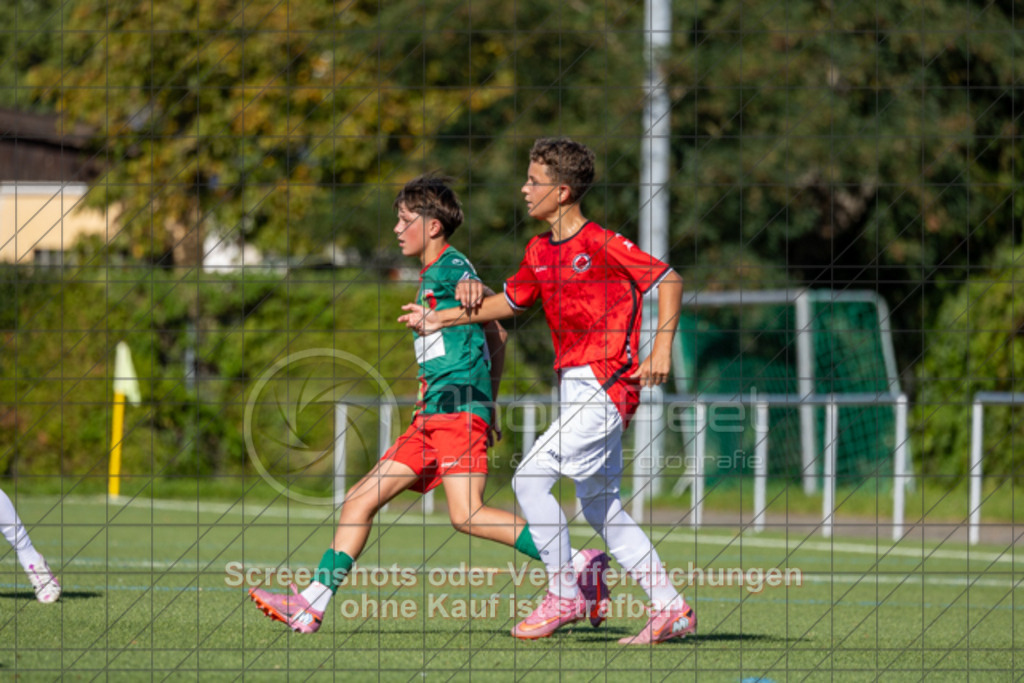 20250920_155715_0365 | #,1.Göppinger SV (rot) vs. FC Esslingen II (grün), Fussball, C-Junioren Leistungsstaffel Mitte - wfv 2025/2026, Kunstrasenplatz Nord, Hohenstaufenstr. 116, 73033 Göppingen, 20.09.2025 - 15:30 Uhr,Foto: PhotoPeet-Sportfotografie/Peter Harich
