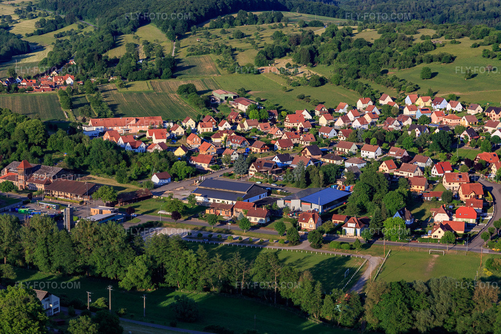 Aerial view: Boissons Hetzel SAS and Salle Polyvalente in Lembach in the state Bas-Rhin, France.Photo: IMG_080254.jpg taken on 06/05/2015 by Werner Riehm/FLY-FOTO.comResolution of the original: 5472 x 3648 pxLivraison boissons, location matériel de fête, LEMBACH - Boissons HETZEL