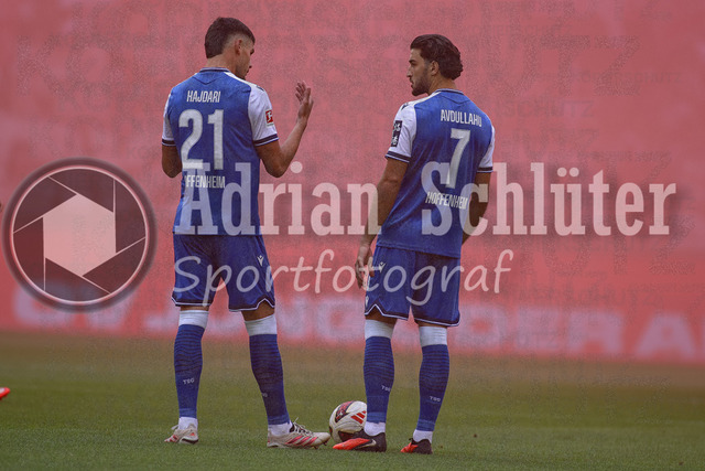 29.08.2026, GER, Fussball, Herren, Bundesliga , 1. Bundesliga, Saison 2026/2027, 1. FC Köln - TSG 1899 Hoffenheim | Albian Hajdari (TSG) und Leon Avdullahu (TSG) gestikuliert, Gestik unterhalten sich