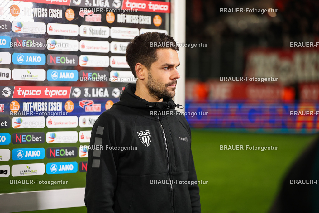 Rot-Weiss Essen - 1.Fc Schweinfurt | Essen, Deutschland, 02.11.2025 0fcsc= gibt ein Interviewwährend des 3.Liga Spiels zwischen  Rot-Weiss Essen und 1.Fc Schweinfurt am 02.11.2025 im Stadion an der Hafenstraße in Essen. (Foto von Timo Bluhmki-Schmidt/Brauer Fotoagentur