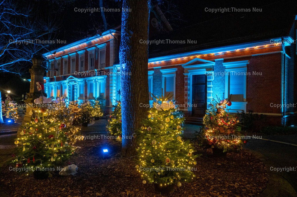DSC_6959 | Lorsch, blaues Weihnachtswunder, Stadthaus mit geschmückten Weihnachtsbäumen, ,, Bild: Thomas Neu