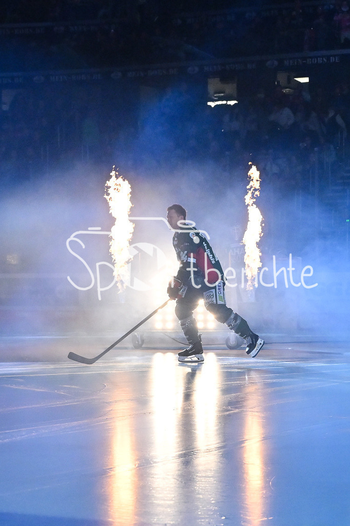 Augsburger Panther - Grizzlys Wolfsburg | aUGSBURG, GERMANY - 15. MARCH: Im Bild T. J. TREVELYAN (Augsburger Panther 24) beim Einlauf der Panther vor dem Match zwischen den Augsburger Panthern und den Grizzlys Wolfsburg am 52. Spieltag der Penny DEL im Curt Frenzel Stadion