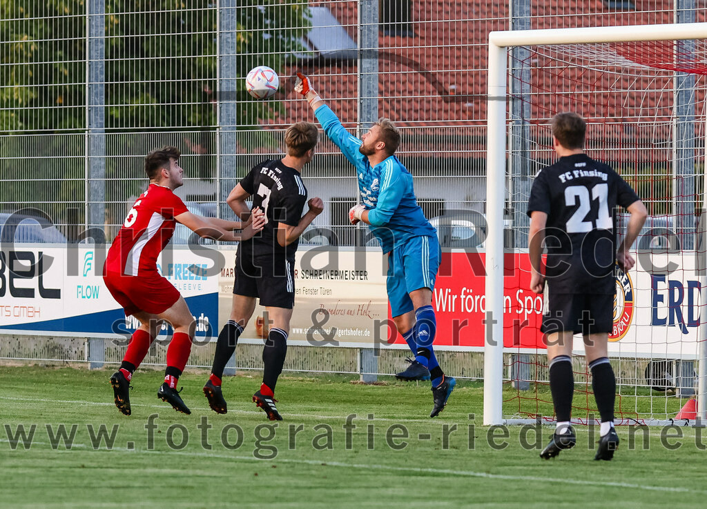 2023-07-20_012_FC_Finsing_gegen_TSV_Wartenberg | Finsing, Deutschland, 20.07.2023:
Fußball, Kreisliga 2023 / 2024, Testspiel, FC Finsing gegen TSV Wartenberg, Endergebnis: 1:0

Maximilian Kronseder (TSV Wartenberg, #6), Josef Weber (FC Finsing, #3), Torwart Daniel Schröder (FC Finsing, #1), Maximilian Eberhart (FC Finsing, #21)

Foto: Christian Riedel / fotografie-riedel.net