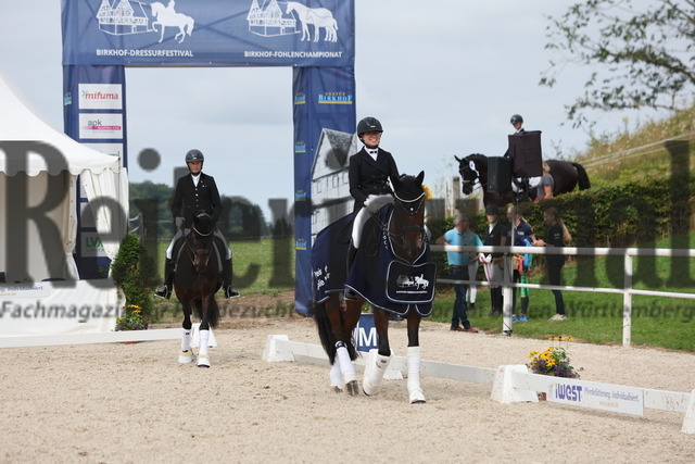 Birkhof_2024_Prfg.Nr.09_Dressur_Kl.S_Nachwuchspferde_Siegererhung Prfg.Nr (5) | Alle Fotos der Reiterjournal Fotografin Doris Matthaes im Reiterjournal Online-Fotoshop. - Realisiert mit Pictrs.com