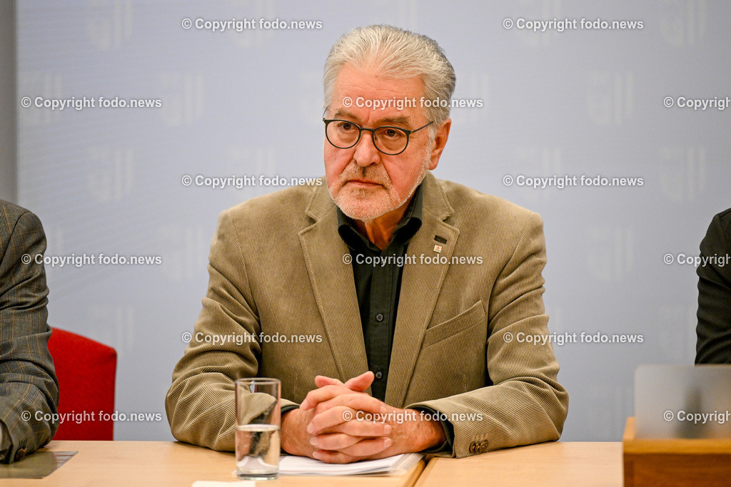 Pressekonfernez Land Ooe_ Mit 1450 auf der Ueberholspur_ 16.02.2024-5 | 16.02.2024, Linz, AUT, Pressekonfernez Land Ooe, Mit 1450 auf der Ueberholspur, im Bild Walter Aichinger (Praesident des Roten Kreuz Ooe)