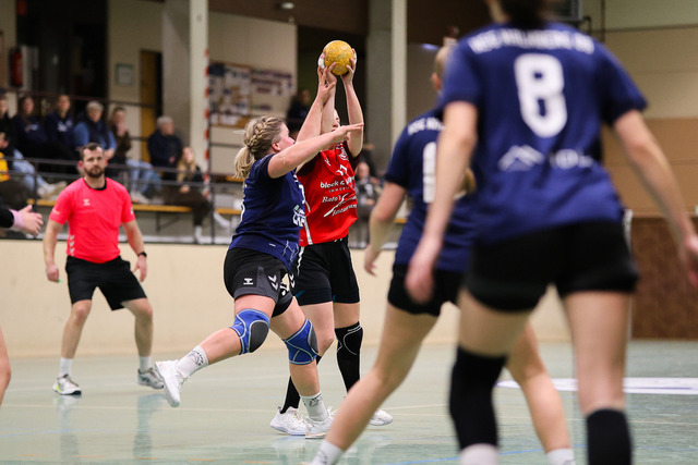 Handball I Damen I Saison 2025-2026 I Verbandsliga Süd I HSG Kalkberg 06 - MTV Dänischenhagen I 14.12.2025.93 | v.l. Marit Burmeister (33, HSG Kalkberg 06), Laura Warnecke (11, MTV Dänischenhagen) - Realisiert mit Pictrs.com
