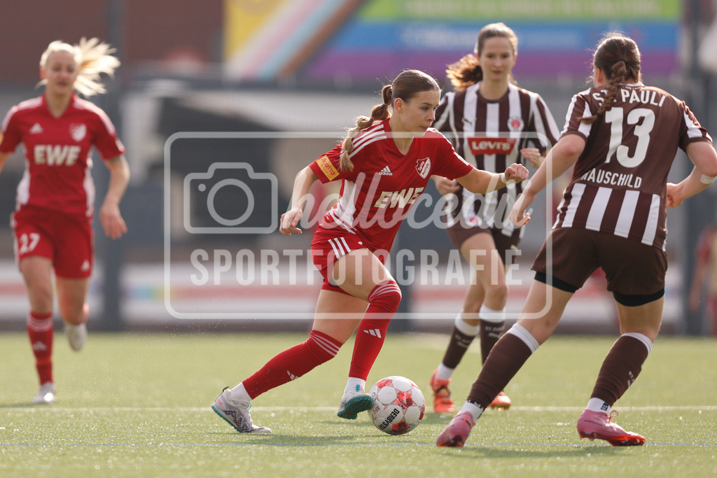 Fußball I Frauen I Saison 2025-2026 I Regionalliga Nord I 15. Spieltag I St. Pauli - SpVg Aurich-76 | Sophie Musal (22, SpVg Aurich) und Janice Sophie Hauschild (13, FC St. Pauli) im Kampf um den Ball. - Realisiert mit Pictrs.com