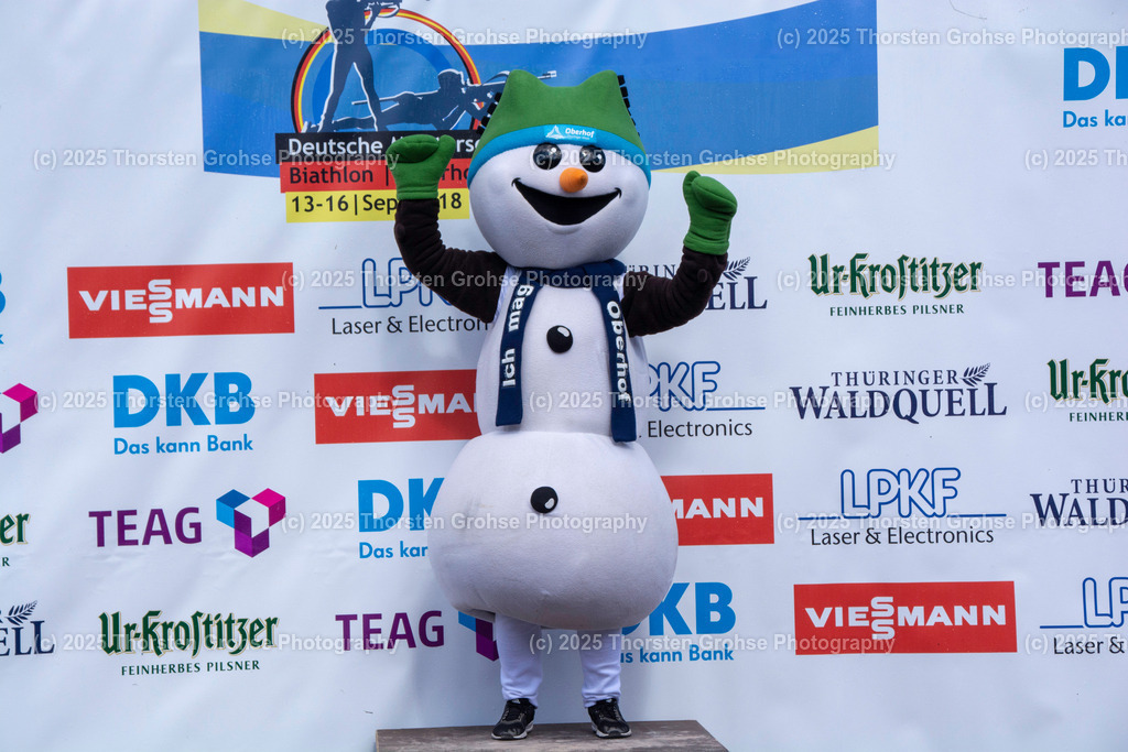 Deutsche Meisterschaften Biathlon 2018 | Deutsche Meisterschaften Biathlon 2018, Massenstart Frauen am 15.09.2018 in der DKB SKI ARENA in Oberhof, (Deutschland)

Bild: Flocke auf der Siegertreppe - Realisiert mit Pictrs.com