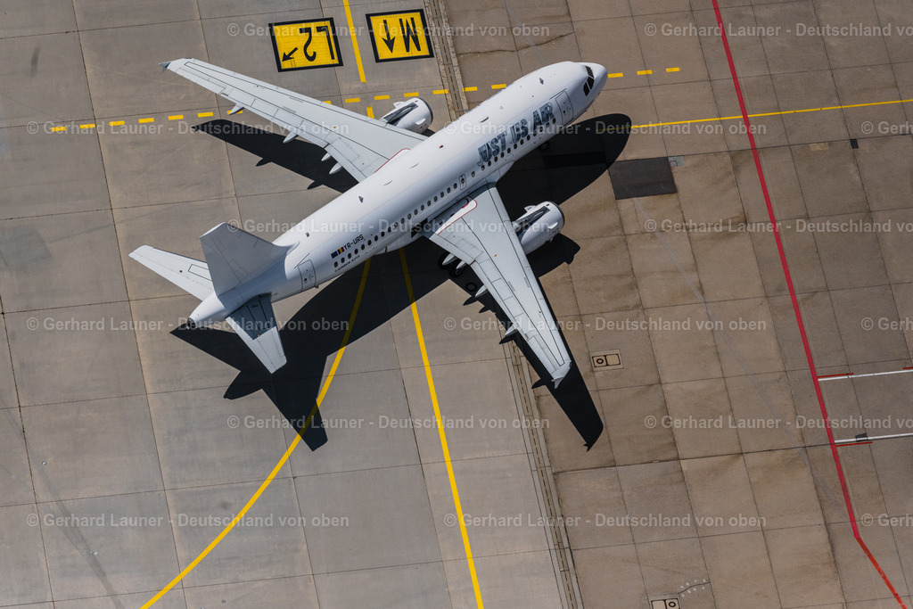 4046595 | LEINFELDEN-ECHTERDINGEN 19.07.2021 Passagierflugzeug Airbus A319 der rumänischen Fluggesellschaft " Just US Air " mit der Kennung YR-URS auf der Startposition auf dem Flughafen Stuttgart in Leinfelden-Echterdingen im Bundesland Baden-Württemberg, Deutschland. Weiterführende Informationen bei: Flughafen Stuttgart GmbH. // Passenger aircraft Airbus A319 of the romanian airline" Just US Air " with the registration YR-URS on the take-off position at Stuttgart Airport in Leinfelden-Echterdingen in the state Baden-Wuerttemberg, Germany. Further information at: Flughafen Stuttgart GmbH. Foto: Gerhard Launer