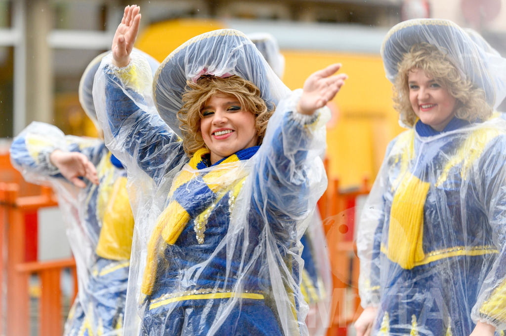 _DWA2395 | Trotz Nieselregen schlängelte sich der „Gaudiwurm“ am Sonntag durch die Nürnberger Innenstadt an tausenden Faschingsfans vorbei.  Nürnberg, 11.02.2024 - Realisiert mit Pictrs.com