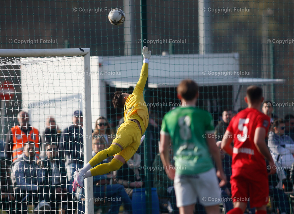 A_LUI_02032024_25 | SPORT,FUSSBALL LT1 OOE LIGA ASKOE OEDT-SV HAIDLMAIR GRUEN WEISS MICHELDORF 02.03.2024 IM BILD: KAI LANG (OEDT) LENKT DEN BALL UEBER DIE LATTE FOTO:FOTOLUI