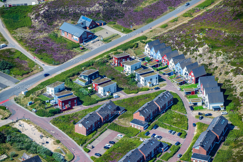 Sylt_Hörnum_Bunte_Häuser_Am_Renning_ELS_57490825 | HöRNUM (SYLT) 13.08.2025 Ferienhaus Anlage Bunte Häuser " Berliner Ring " in Hörnum (Sylt) im Bundesland Schleswig-Holstein, Deutschland. // Holiday home complex Bunte Haeuser " Berliner Ring " in Hoernum (Sylt) in the federal state of Schleswig-Holstein, Germany. Foto: Martin Elsen