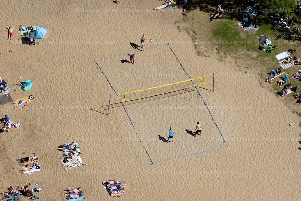 4029761 | BREMEN 01.06.2020 Sandstrand- Landschaft entlang des Ufer- Flußverlaufes am Strandbad Weserstrand am Strandweg im Ortsteil Huckelriede in Bremen, Deutschland. // Sandy beach landscape along the banks of the river on Strandbad Weserstrand in the district Huckelriede in Bremen, Germany. Foto: Gerhard Launer