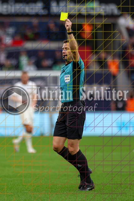 Bayer 04 Leverkusen vs Borussia Mönchengladbach - Bundesliga  | Leverkusen, Deutschland, 21.09.25:   Schiedsrichter Felix Zwayer zeigt die gelbe Kartewaehrend des Spiels der Bundesliga zwischen  Bayer 04 Leverkusen vs Borussia Mönchengladbach in der BayArena(Foto von Brauer-Fotoagentur / Adrian Schlueter)
