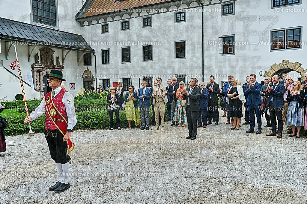 ALP0109_XXXIX_Chopin-Festival_Einzug_Meldung | (C)FotoLois.com, Alois Spandl, XXXIX. internationales CHOPIN-Festival in der Kartause Gaming, Eröffnung des Festivals mit Einmarsch der Goldhaubengruppe Lackenhof mit der Musikkapelle Gaming sowie den Ehrengästen und Eröffnungsansprachen in der Barockbibliothek, Fr 4. August 2023.