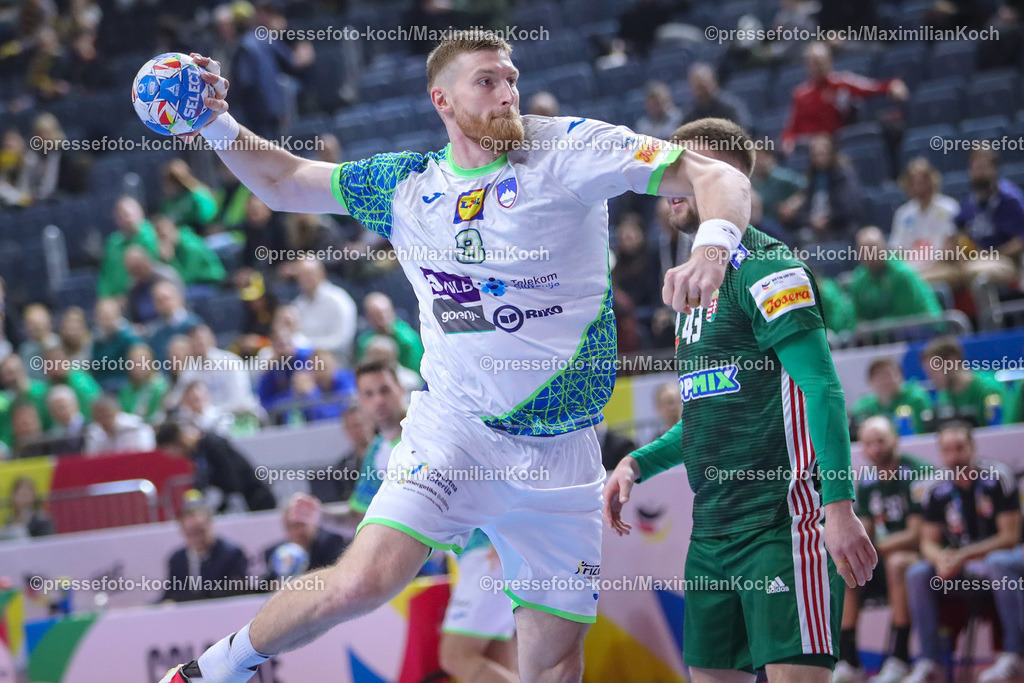 EHFEURO26012401003 | 26.01.2024, EHF EURO 2024, Männer Europameisterschaft Handball, Lanxess Arena in Köln, Spiel um Platz 5, Ungarn - Slowenien: Blaz Blagotinsek (Slowenien) wirft den Ball auf das Tor