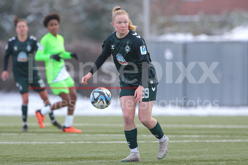 Fussball, Testspiel Frauen, VfL Wolfsburg II - SV Werder Bremen | v.li.: Jette Behrens (SV Werder Bremen, 39) am Ball, Einzelbild, Ganzkörper, Aktion, Action, Spielszene