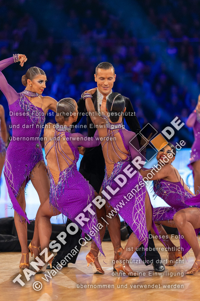 20231111-02784 | Hier finden Sie Tanz Bilder vom Latein und Standard Formationen tanzen. Sportbilder vom Tanzsport. Schöne Fotos und von Weltmeisterschaft, Europameisterschaft, Bundesliga, Regionalliga, Oberliga und Landesliga sowie von GOC Stuttgart, DanceComp, WM Bremen