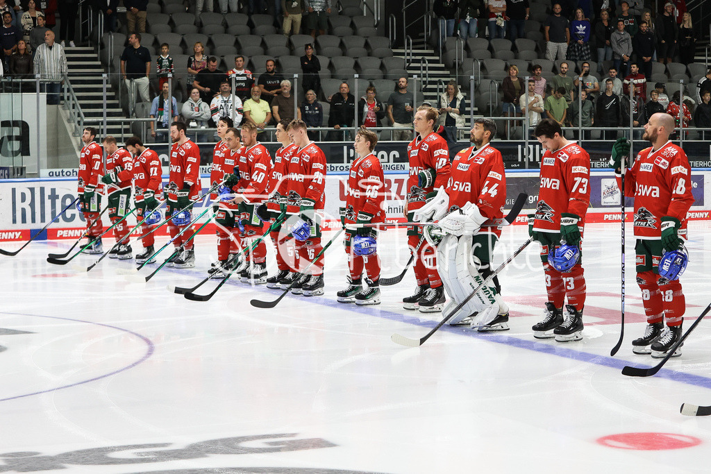 Augsburger Panther - Schwenninger Wild Wings | Das Team der Panther vor der Partie bei einer Schweigeminute