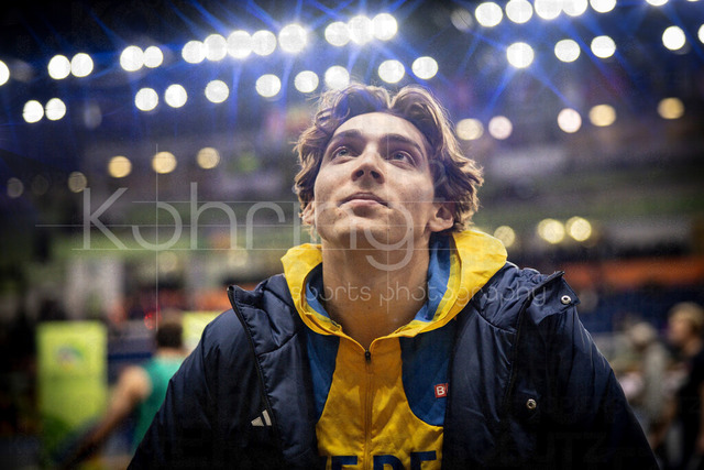 World Athletics Indoor Championships Kujawy Pomorze 26, 21.03.2026 | TORUN, POLAND - MARCH 21:  Pole Vaulter Armand DUPLANTIS (SWE) in discussions with his coach during the World Athletics Indoor Championships Kujawy Pomorze 26 on day 2 / session 2 at Kujawsko-Pomorska Arena Torun on March 21, 2026 in Torun, Poland. 