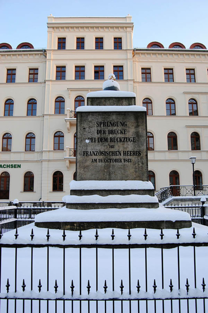 Foto: Leipzig - Brückensprengungsdenkmal | Das Team hinter BILDLEXIKON LEIPZIG bündelt historische wie aktuelle Informationen über die Stadt Leipzig in Text und Bild auf einer Plattform und stellt diese der interessierten Öffentlichkeit zur Verfügung.