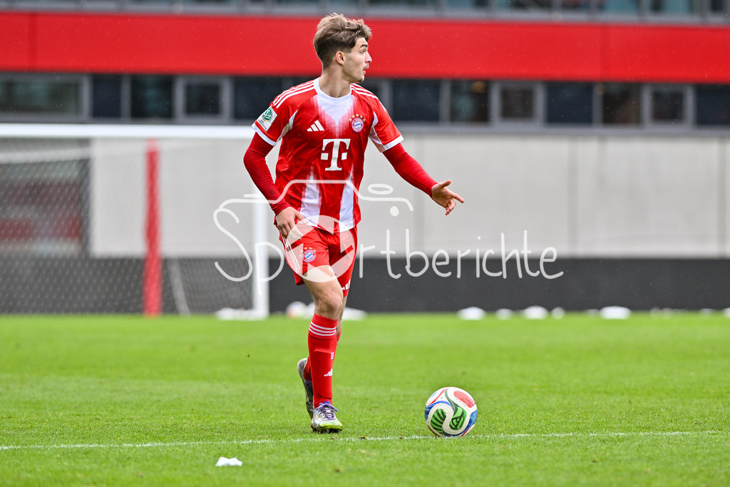 FC Bayern München - Berliner Athletik Klub | MUNICH, GERMANY - 21. FEBRUARY: am BAll Raphael PAVLIC (FC Bayern München U19 5) / Einzelfoto / Freisteller während dem Spiel zwischen der U19 des FC Bayern München und der U19 des Berliner Athletik Klubs am 3. Spieltag der DFB-U19 Nachwuchsliga am FC Bayern Campus