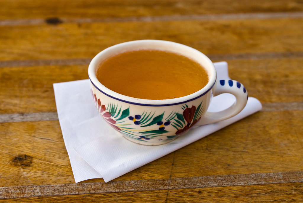 eine Tasse mit Cidre auf dem Tisch | Le Croisic, Frankreich - June 26, 2008: eine Tasse mit Cidre auf dem Tisch. - Realisiert mit Pictrs.com