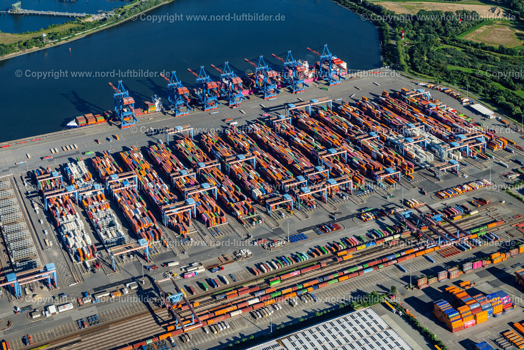 Hamburg_Altenwerder_Hafen_ELS_5146040923 | HAMBURG 21.08.2023 Containerterminal HHLA Container Terminal Altenwerder (CTA) am Ufer der Elbe im Stadtteil Altenwerder in Hamburg. // Container Terminal HHLA Container Terminal Altenwerder (CTA) on the Elbe riverbank in the Altenwerder part of Hamburg in Germany. Foto: Martin Elsen