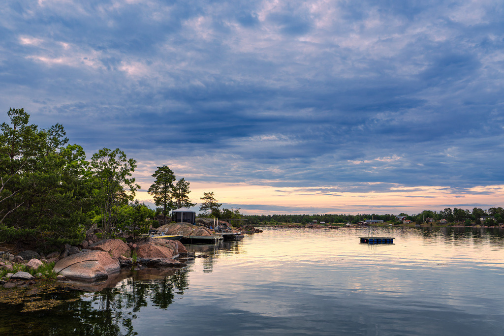 Ostseeküste mit Felsen und Bäumen bei Oskarshamn in Schweden | Ostseeküste mit Felsen und Bäumen bei Oskarshamn in Schweden.
