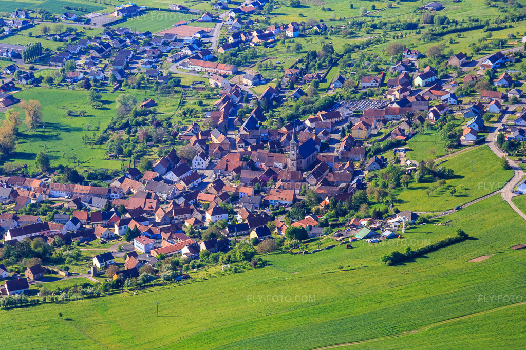Aerial view: Church of the Nativity of the Très Sainte Vierge Bining in Bining in the state Moselle, France. – Photo: IMG_146088.jpg taken on 05/01/2025 by Werner Riehm/FLY-FOTO.com – Resolution of the original: 5472 x 3648 px