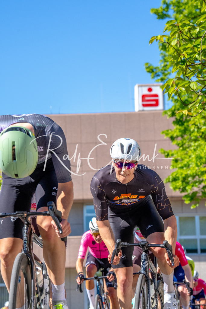 Spurt in den Mai 2026 - Großer Preis der Sparkasse Neuss | Annual one-day road cycling race "Großer Preis der Sparkasse Neuss" held in Büttgen, Germany, organized by VfR Büttgen 1912 e.V. The event features multiple races across all age categories from U11 youth to Elite men. - Realisiert mit Pictrs.com