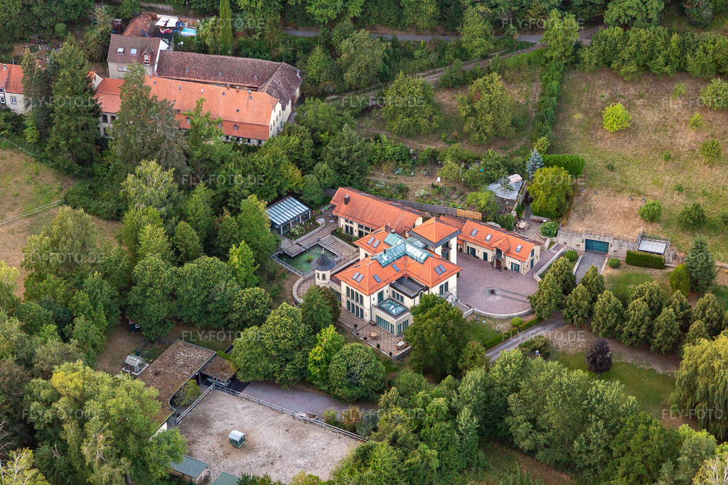 Luftbild: Villa am Hainbach in Gleisweiler im Bundesland Rheinland-Pfalz in Deutschland. Foto: IMG_134230.jpg vom 28.08.2022 durch Werner Riehm/FLY-FOTO.de