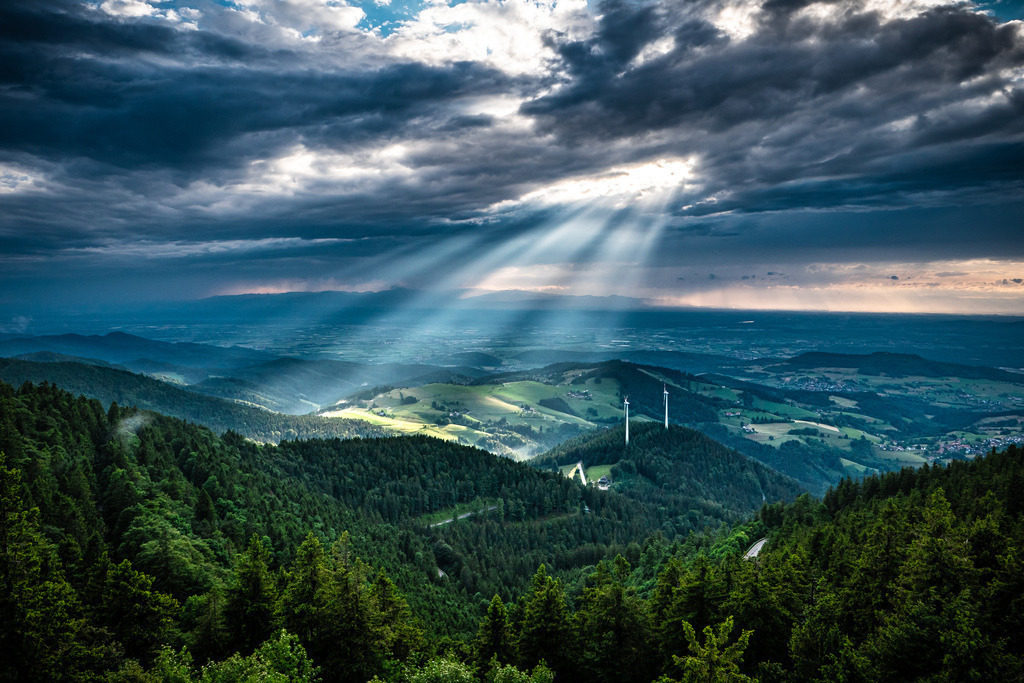 Durchbruch | Lichstrahlen brechen durch die Wolkendecke über dem Hochschwarzwald bei Freiburg - Realisiert mit Pictrs.com