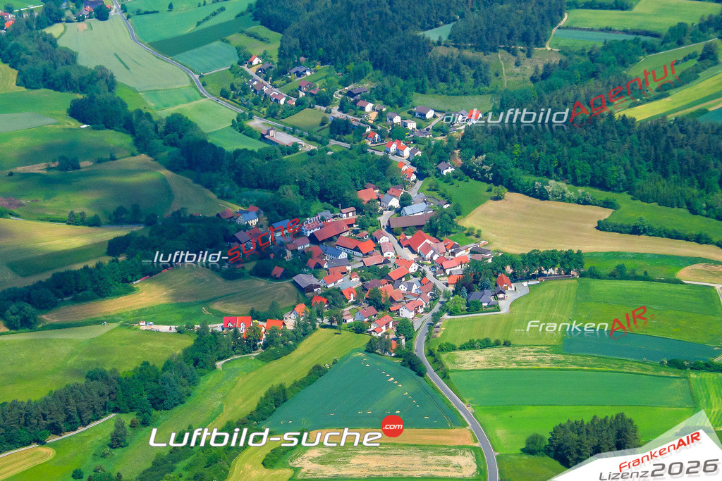 Die Luftaufnahme Woetzelsdorf - Kronach wurde vom UL-Flugzeug (keine Drohne) aus fotografiert.Hohe Druck- Auflösung-die Geschenkidee!