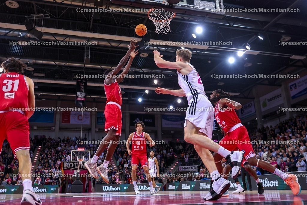 BCL08012501086 | 08.01.2025, Basketball Champions League, 1. Spiel Play-In, Telekom Baskets Bonn - Pallacanestro Reggiana, Telekom Dome: Stephane Gombauld (Pallacanestro Reggiana #13), Samuel Sam Griesel (Telekom Baskets Bonn #2)
