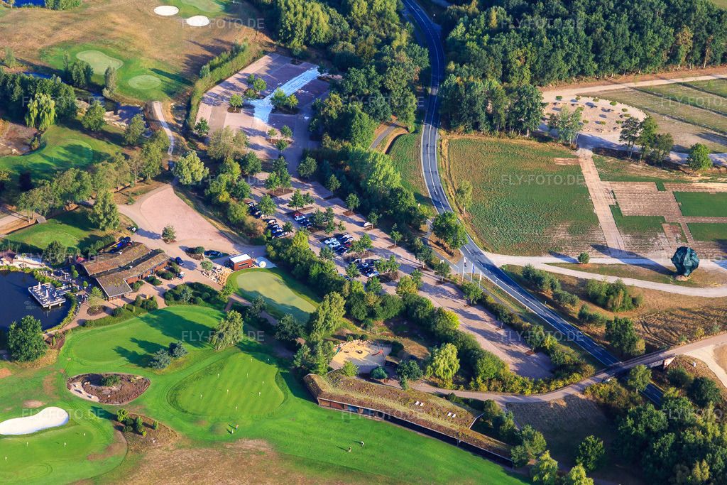 Luftbild: Gelände des Golfplatz Green Eagle Golf Courses (Luhe) im Ortsteil Luhdorf in Winsen im Bundesland Niedersachsen in Deutschland. Foto: IMG_110345.jpg vom 18.08.2018 durch Werner Riehm/FLY-FOTO.de