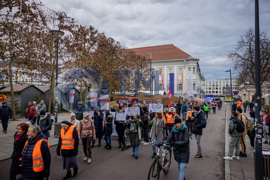 RR5M6422 | 29.NOV.24-Protestmarsch gegen Gewalt-Copyright: Katholische Kirche Kärnten/Denk Dich Neu/Trainproduction/Matthias Trinkl