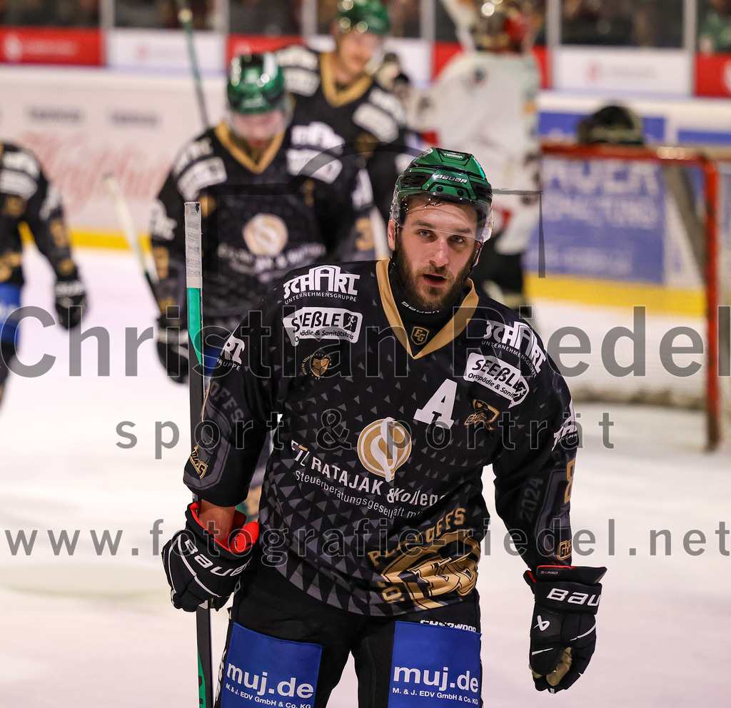 2024-03-15_124_TSV_Erding_gegen_EHC_Koenigsbrunn | Erding, Deutschland, 15.03.2024:
Eishockey, Bayernliga Playoffs 2023 / 2024, 3. Spieltag, TSV Erding gegen EHC Königsbrunn, Endergebnis: 3:4 n. V.

Maximilian Forster (Erding Gladiators, #81)

Foto: Christian Riedel / fotografie-riedel.net