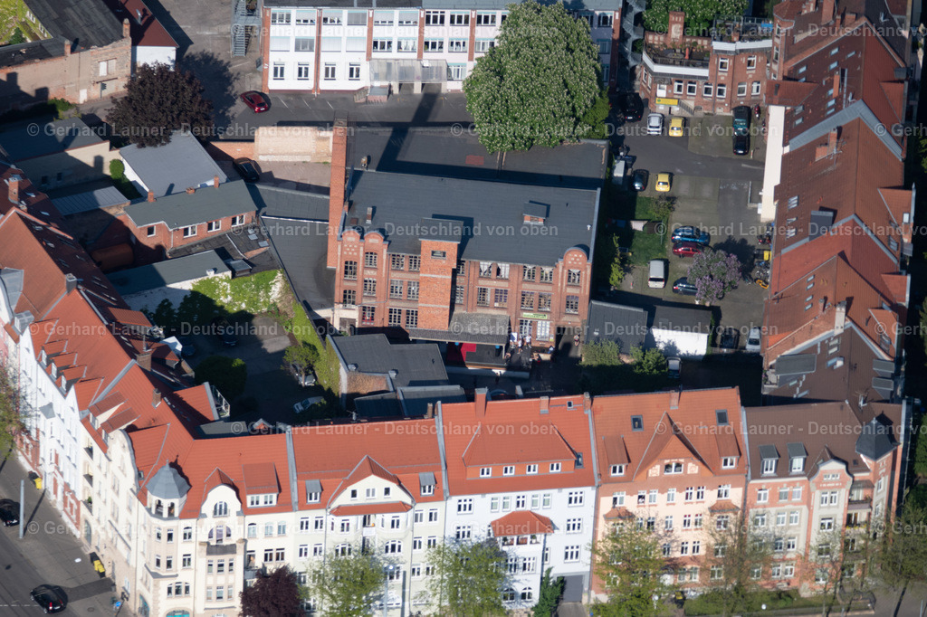 4025861 | ERFURT 06.05.2020 Wohn- und Geschäftshaus Viertel entlang der Geschwister-Scholl-Straße - Leipziger Platz mit Sport- und Freizeiteinrichtungen im hiesigen ehemaligen Industriegebäude im Ortsteil Krämpfervorstadt in Erfurt im Bundesland Thüringen, Deutschland. Weiterführende Informationen bei: Escape Room Erfurt,  La Familia Fightclub Erfurt. // Residential and commercial building district along of Geschwister-Scholl-Strasse - Leipziger Platz in the district Kraempfervorstadt in Erfurt in the state Thuringia, Germany. Further information at: Escape Room Erfurt,  La Familia Fightclub Erfurt. Foto: Gerhard Launer
