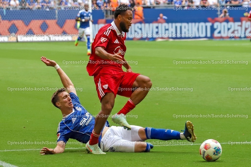 xSSC26072501027 | 26.07.2025, xsscx, Fuﬂball, FC Schalke 04 - FC Sevilla, 2. Fuﬂball Bundesliga, VELTINS-Arena, Saison 2025 2026: Felipe Sanchez (FC Schalke 04 #2) im Zweikampf gegen Stanis Idumbo (FC Sevilla #27) DFB regulations prohibit any use of photographs as image sequences and or quasi-video.