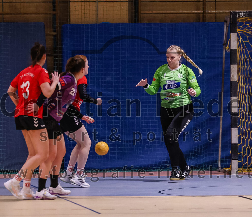 2025-01-18_022_SpVgg_Altenerding_gegen_TV_Altoetting | Erding, Deutschland, 18.01.2025:Handball, Bezirksoberliga Frauen Altbayern 2024 / 2024, 11. Spieltag, SpVgg Altenerding gegen TV Altötting, Endergebnis: 19:24Stefanie Koller (TV Altötting, #13), Johanna Taubmann (SpVgg Altenerding, #22), Torfrau Hanna Obermair (SpVgg Altenerding, #1)Foto: Christian Riedel / fotografie-riedel.net