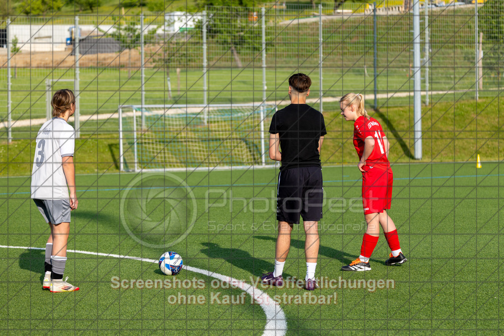 20260508_183431_0066_(c)_by_PhotoPeet | #,TSV Eschenbach (hell) vs. TSV Weilheim (rot), Fußball, C-Juniorinnen Kreisstaffel 2, Bezirk Neckar/Fils, 07.Spieltag,  Saison 2025/2026, Kunstrasenplatz, Schlater Straße, 73107 Eschenbach, 08.05.2026 - 18:30 Uhr,Foto: PhotoPeet / Sport- &amp; Eventfotografie / Peter Harich