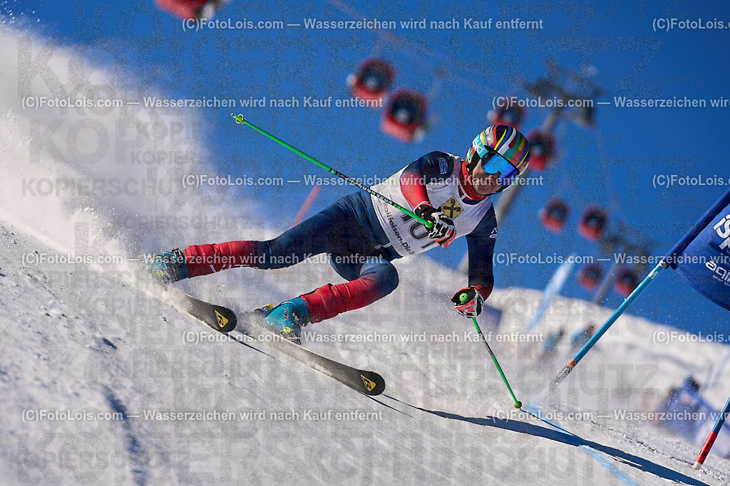 ALP3186_MASTERS-Cup_GS-B Herrn_Greenfield Nigel | (C)FotoLois.com, Alois Spandl. FIS Masters-Cup Wildschönau, Giant Slalom auf der Piste Schatzberg GS, Siegerehrung auf dem Dorfplatz Niederau, Sa 13. Januar 2024.