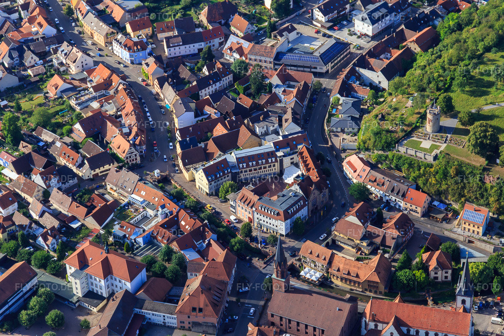 Luftbild: Marktplaz mit Walzbachbrücken und Hotel Walksches Haus in Weingarten im Bundesland Baden-Württemberg in Deutschland. – Foto: IMG_093406.jpg vom 22.08.2016 durch Werner Riehm/FLY-FOTO.de – Auflösung des Originals: 5472 x 3648 px – Romantik Hotel - Restaurant - Walksches Haus