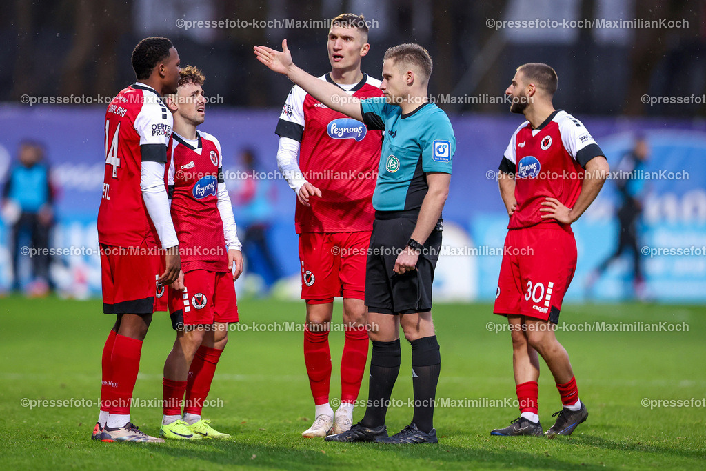 FCVK21122401071 | 21.12.2024, Fußball, FC Viktoria Köln – SV Sandhausen, 3.Liga, Sportpark Höhenberg, Saison 2024 2025: Schiedsrichter Felix Weller zeigt die Rote Karte - Platzverweis für Enrique Lofolomo (Viktoria Köln #14)DFB regulations prohibit any use of photographs as image sequences and or quasi-video.