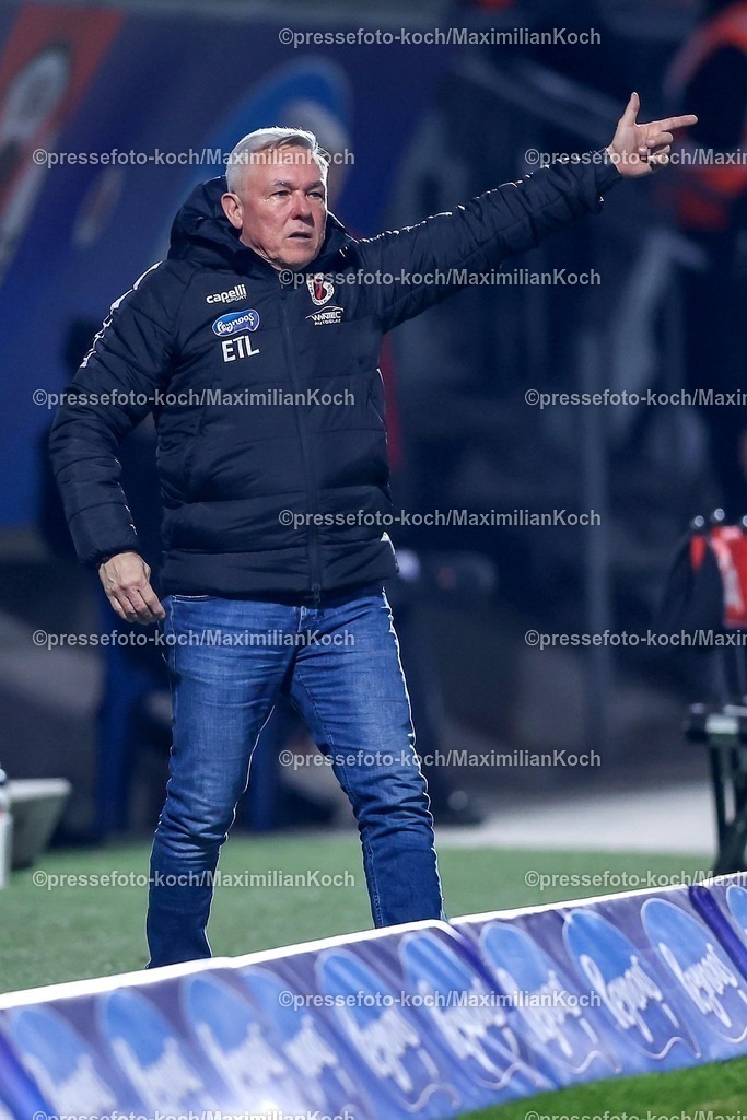 Koe12032501066 | 12.03.2025, Fußball, FC Viktoria Köln – Rot-Weiss Essen, 3.Liga, Sportpark Höhenberg, Saison 2024 2025: Cheftrainer Olaf Janßen (Trainer Viktoria Köln) gestikulierendDFB regulations prohibit any use of photographs as image sequences and or quasi-video.