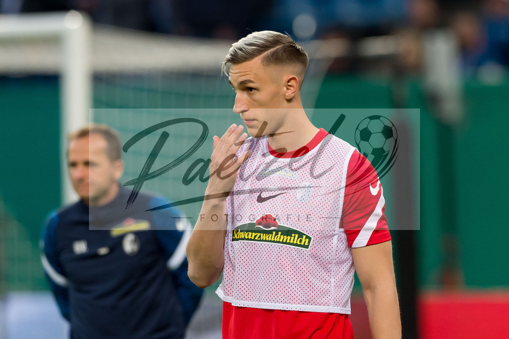 HSVSCF20220419_287 | Fussball, Herren: Nico Schlotterbeck (SC Freiburg) schaut beim DFB-Pokal-Halbfinalspiel zwischen Hamburger SV und SC Freiburg im Volksparkstadion am 19.04.2022 in Hamburg, Deutschland.DFB / DFL REGULATIONS PROHIBIT ANY USE OF PHOTOGRAPHS AS IMAGE SEQUENCES AND/OR QUASI-VIDEO. - Realisiert mit Pictrs.com