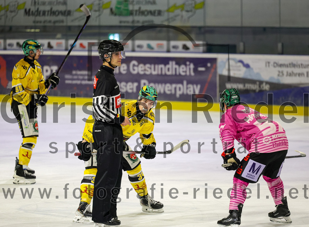 2025-10-28_093_TSV_Erding_gegen_Toelzer_Loewen | Erding, Deutschland, 28.10.2025:Eishockey, Oberliga Süd 2025 / 2026, 13. Spieltag, TSV Erding gegen Tölzer Löwen, Endergebnis: 2:5Kilian Kathan (Tölzer Löwen, #34), Thomas Matheson (Erding Gladiators, #37)Foto: Christian Riedel / fotografie-riedel.net