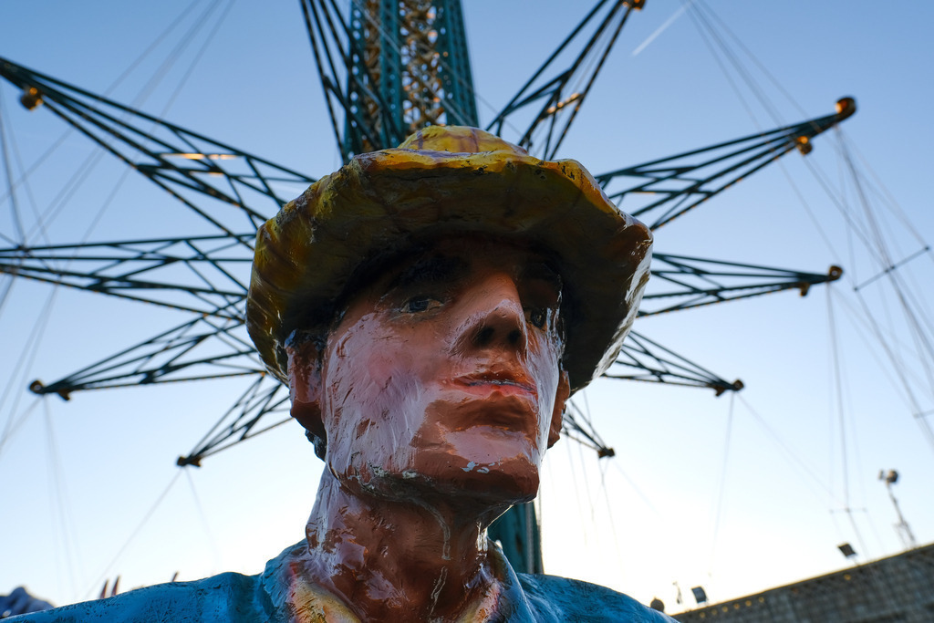 Praterturm mit einer Figur | Wien, Austria - February 27, 2019: Prater; Praterturm mit einer Figur im Vordergrund. - Realisiert mit Pictrs.com